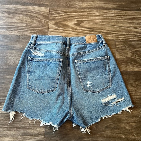 American Eagle High Rise Mom Short - Picture 2 of 4